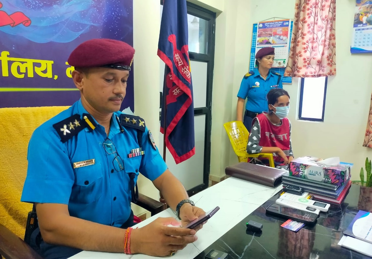 मोरङमा दुई नाबालिका मृत्यु प्रकरण : पक्राउ परेकी अस्मिताले भनिन्, ‘छोरीहरूलाई विष खुवाएर मारें, मैले पनि खाएँ’