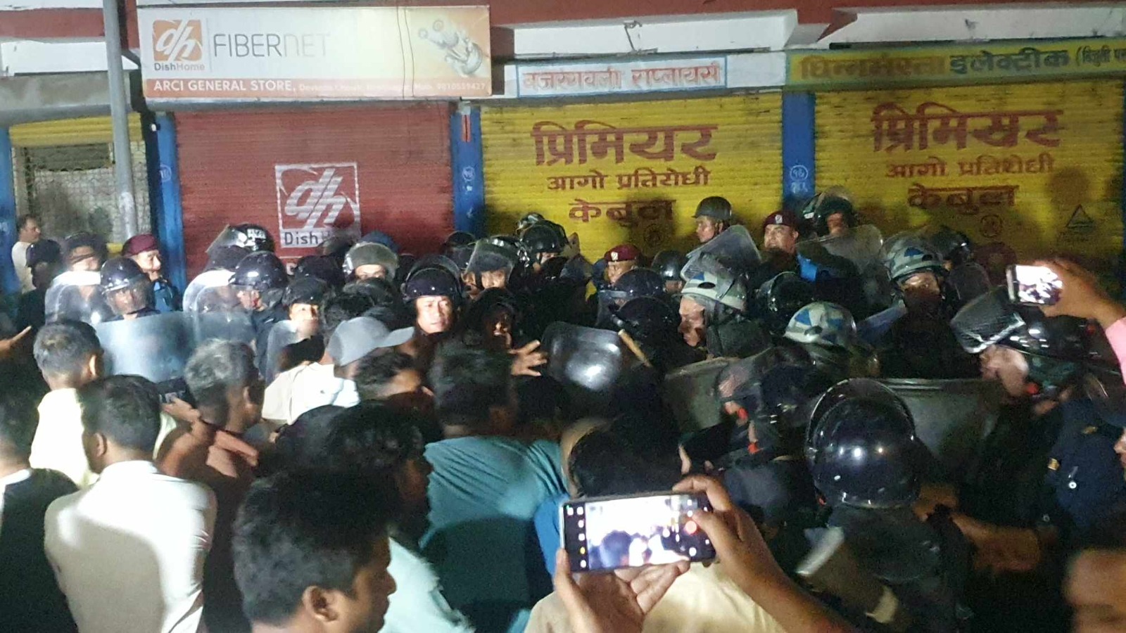 कोशीका पूर्व मुख्यमन्त्री केदार कार्कीको अनशनस्थलमा प्रहरीको हस्तक्षेप हुँदा दोहोरो झडप, केही घाइते