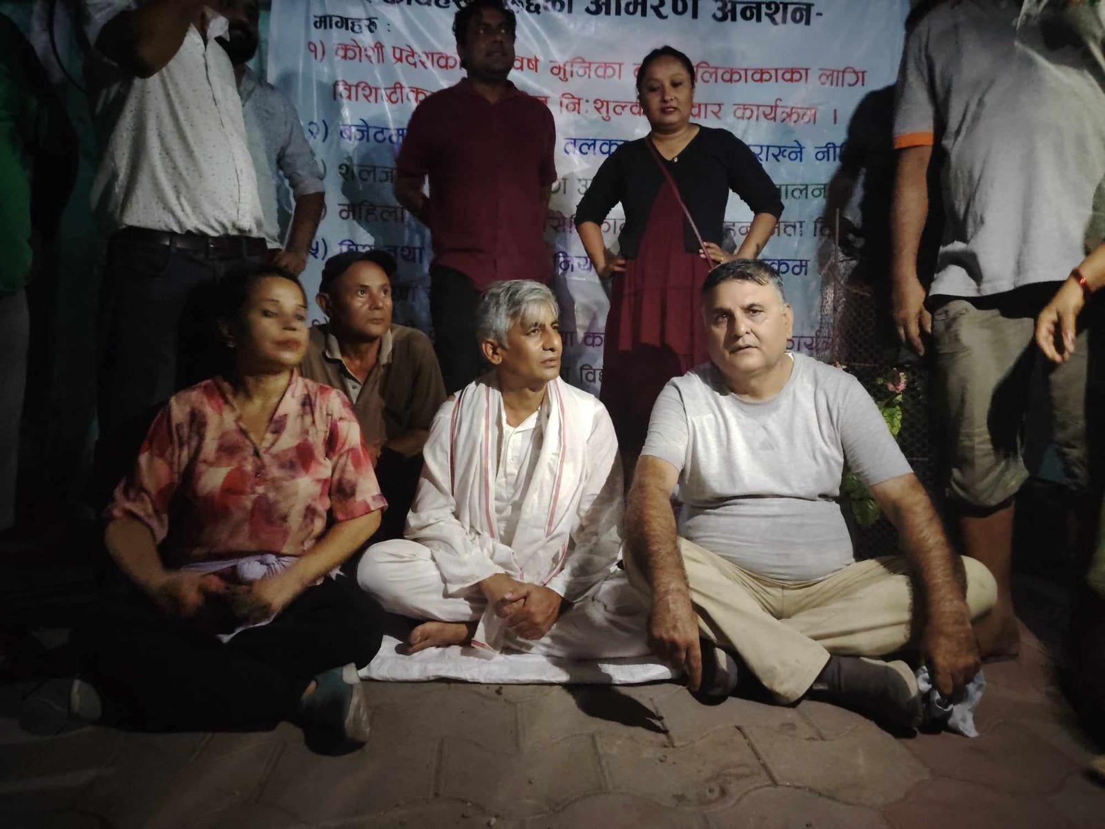 कोशीका पूर्व मुख्यमन्त्री केदार कार्कीलाई प्रहरीले घर पुर्यायो, पुनः आमरण अनशन बस्न सडकमै पुगे