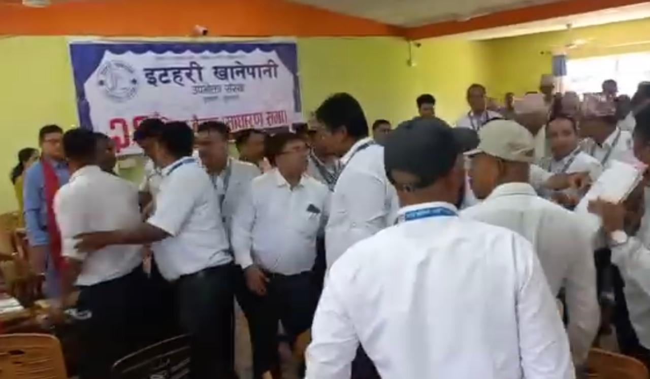 इटहरी खानेपानीमा परिषद् सदस्यहरूबीच कुर्सी हानाहान