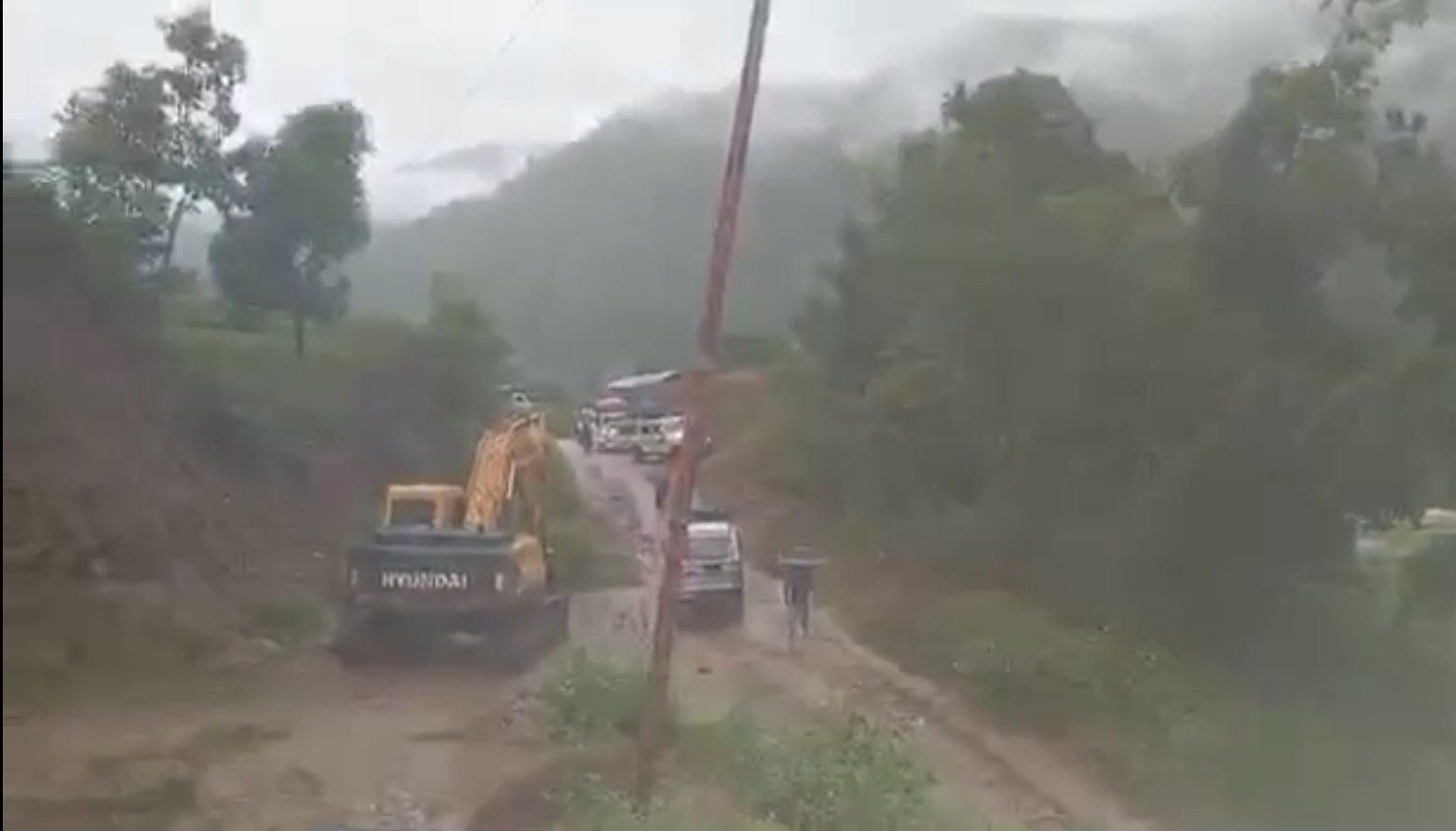 खोलामा पानीको बहाव बढेसँगै तमोर कोरिडोरमा दर्जनौँ सवारीसाधन अलपत्र