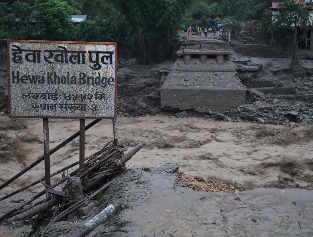 बाढीले हेवा खोलाको बेलिब्रिज बगायो