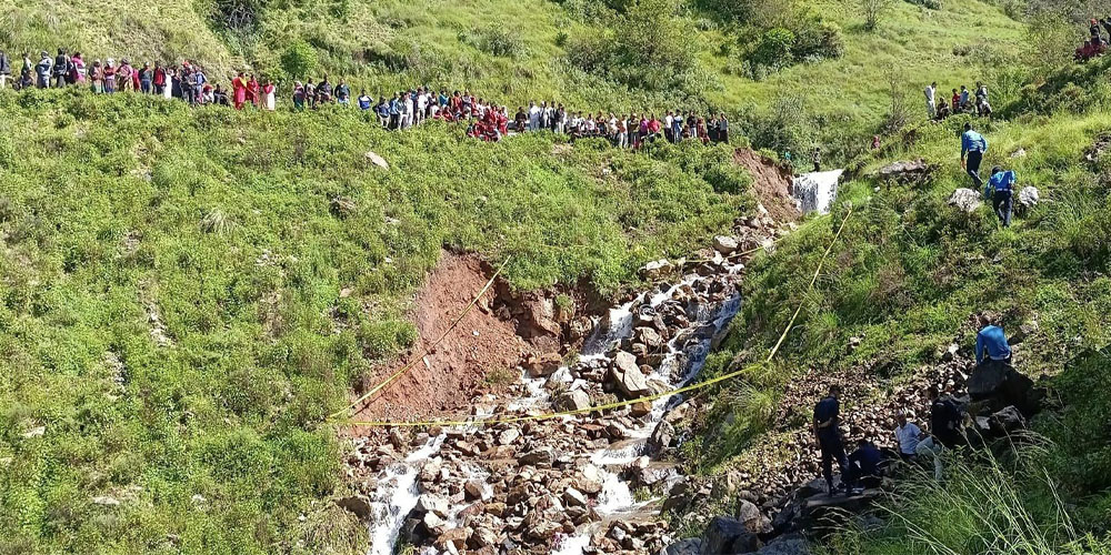 खोलाले मोटरसाइकल बगाउँदा दुईजनाको मृत्यु