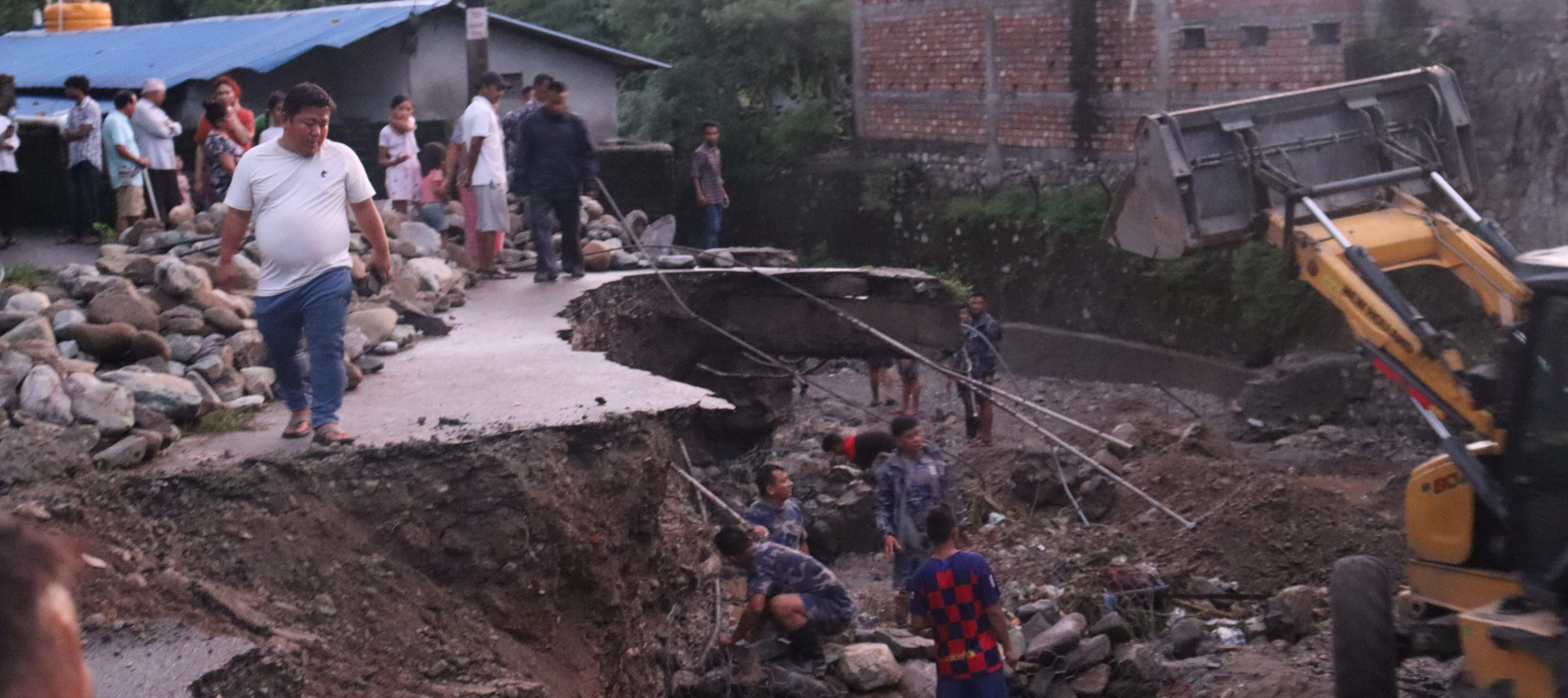 बाढीले धरानका बस्ती जोखिममा-पानी पर्न थालेपछि बगाउने डरले घरमा बस्दैनन् बस्तीका बासिन्दा