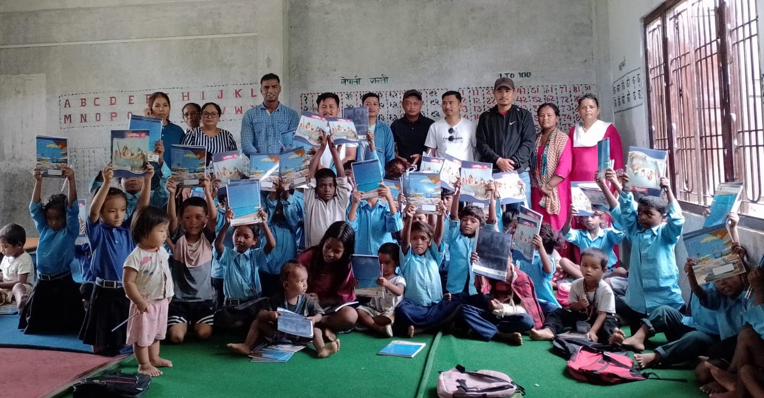 वीपी जयन्तीमा तरुण दलद्धारा विद्यालयलाई शैक्षिक सामाग्री वितरण