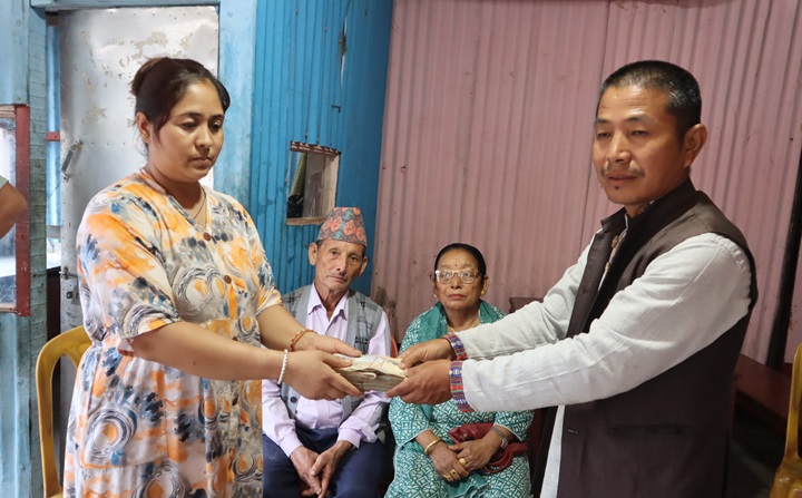 पाँचथरकी १६ वर्षीया क्यान्सर पीडितको उपचार उपचारार्थ दुई लाख सहयोग