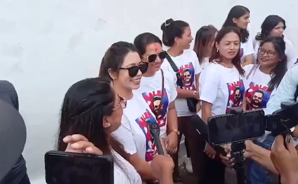 इन्द्रजात्रा समारोहमा बालेनको तस्बिर अङ्कित टिसर्ट लगाएका युवायुवतीलाई प्रहरीले बाहिर निकाल्यो