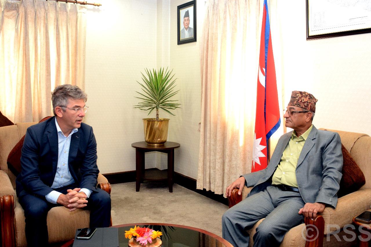 गृहमन्त्री लेखकसँग विश्व बैंकका पदाधिकारीको भेट