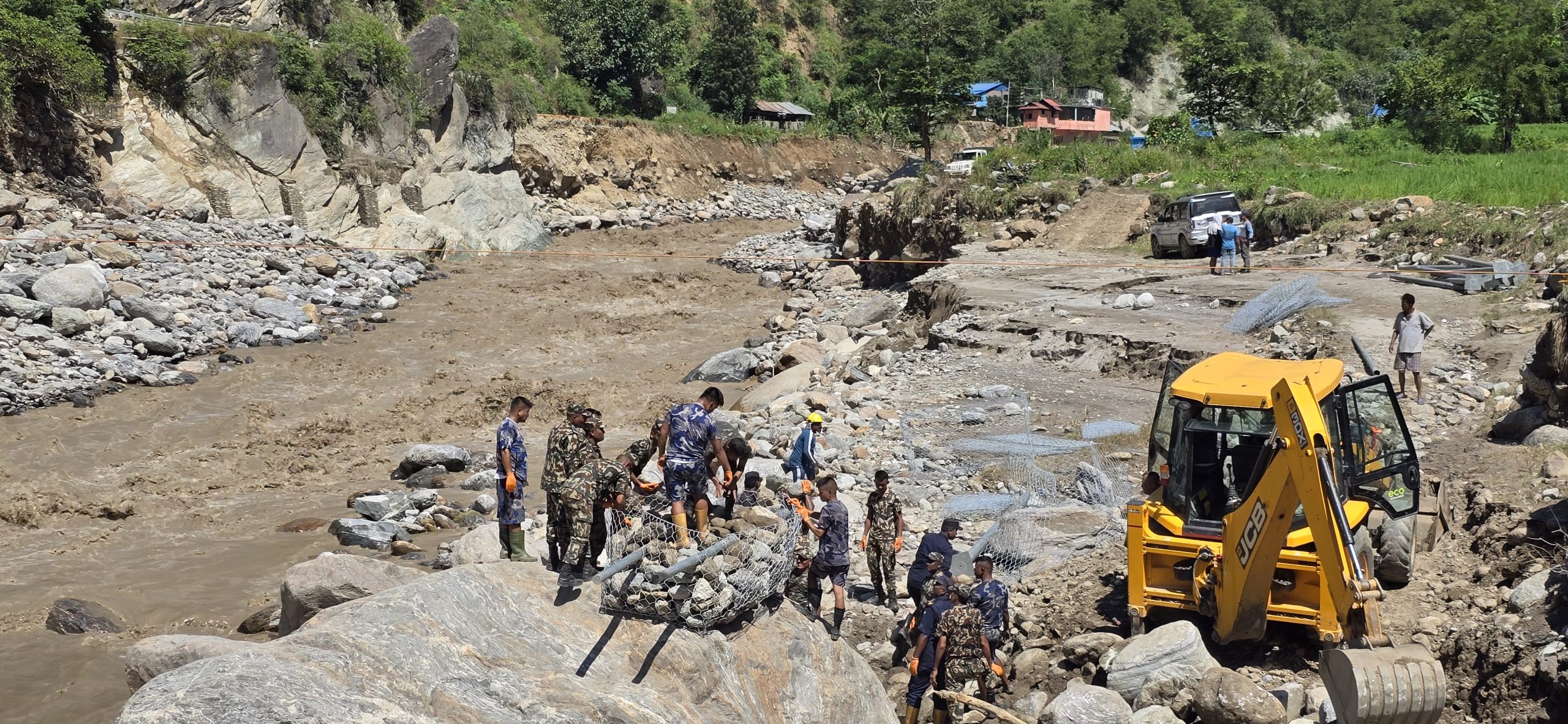 स्थलगत रिपोर्ट : हेवाको पुल बगेपछि ताप्लेजुङमा सामान ढुवानीमा कठिनाइ