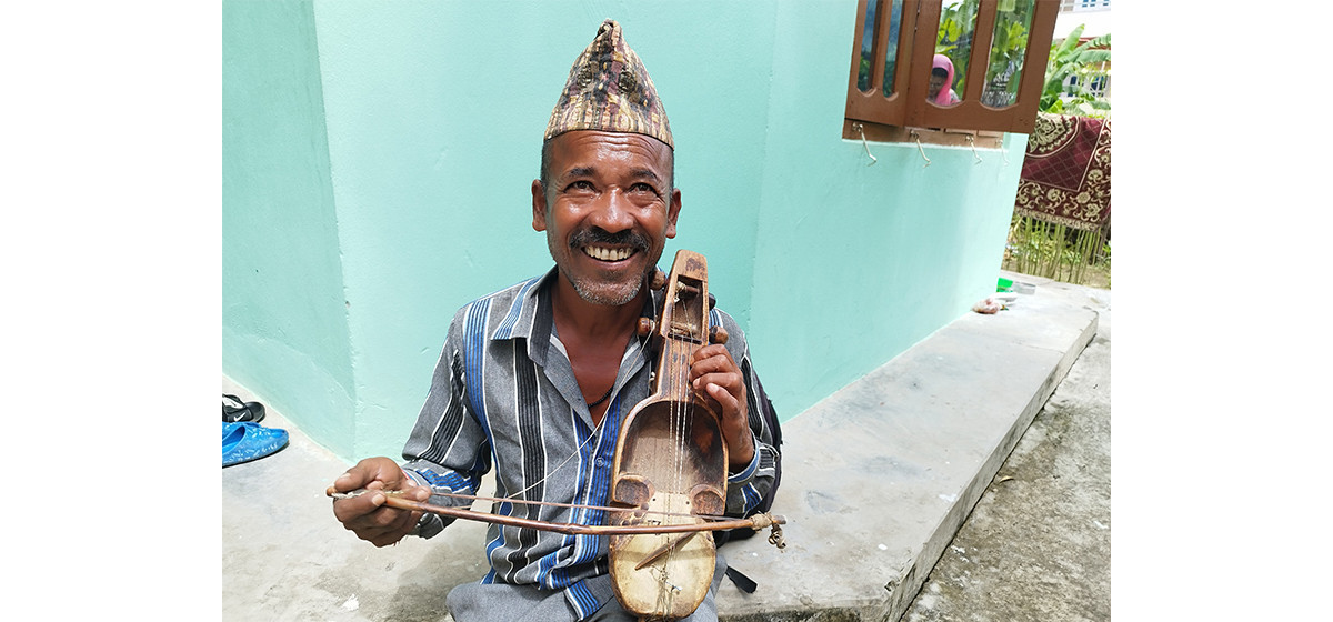 ४० वर्षदेखि सारङ्गी रेटेरै जिविका चलाउँदै आएका लालबहादुर