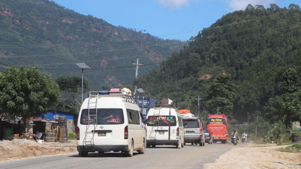झ्याप्ले खोलामा अवरुद्ध सडक खुलेयता १७ सय सवारी काठमाडौँ भित्रिए
