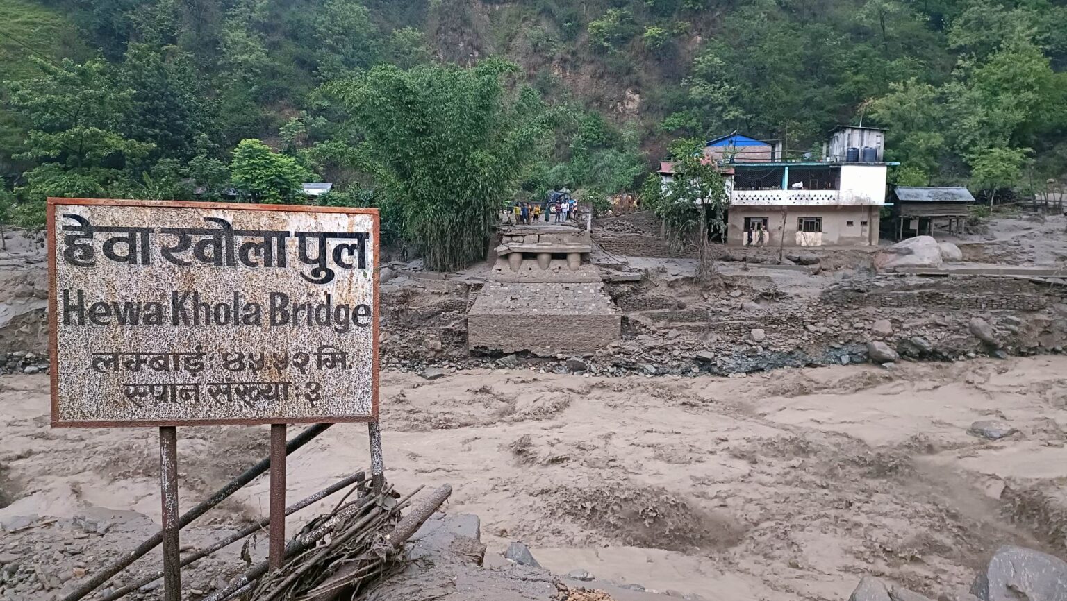बाढीपहिरो र डुबान : सडक पुल पुन:निर्माणका गर्न २५ अर्ब लाग्ने अनुमान