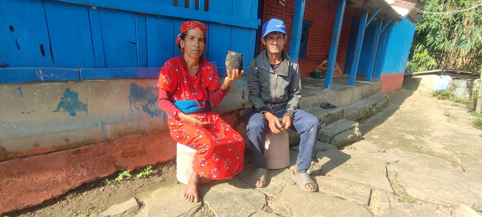 सावित्रा भण्डारीका आमाबुबा भन्छन्, ‘हाम्रो आँखा छलेरै फुटबल खेल्थिन्, प्रगति गरेको देख्दा दङ्ग छौँ’
