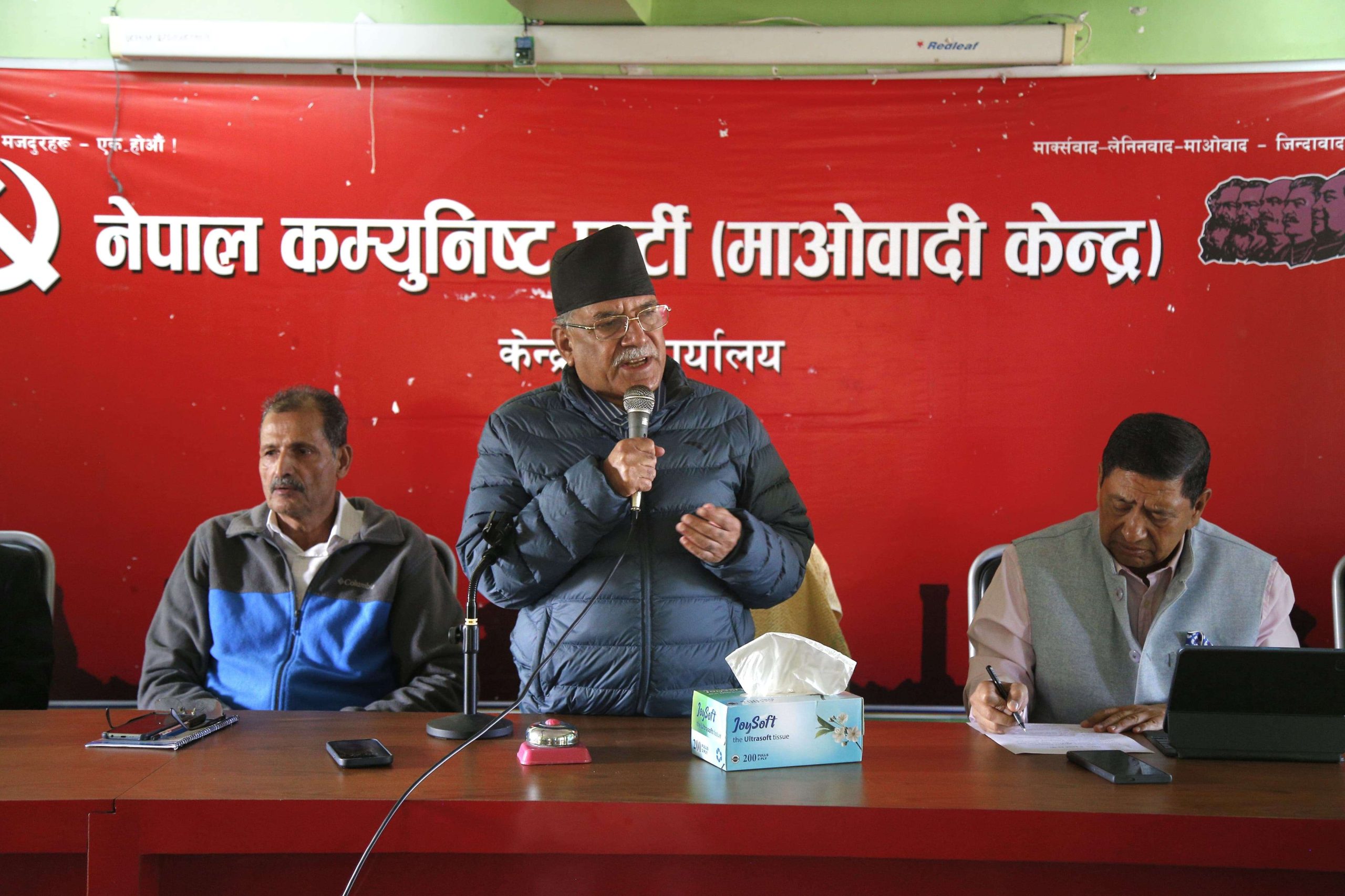 सरकार आफ्नालाई बचाउने र प्रतिद्वन्द्वीलाई खोजीखोजी हान्ने खेलमा लाग्योः  प्रचण्ड