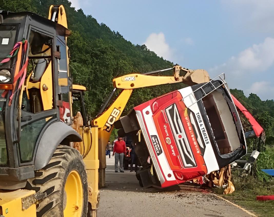 भोजपुर आउँदै गरेको बस सिन्धुलीमा दुर्घटना, दुई जनाको घटनास्थलमै मृत्यु