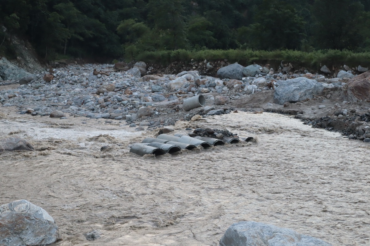 सडक डिभिजनले ह्युम पाइप पर्याप्त नल्याउँदा हेवा खोलामा डाइभर्सन अनिश्चित