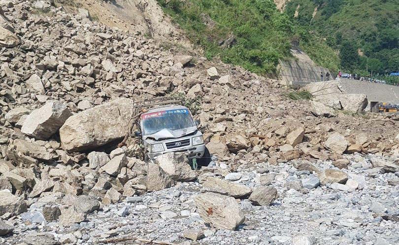 पहिरो हटाएर बिपी राजमार्ग पुनः सञ्चालन