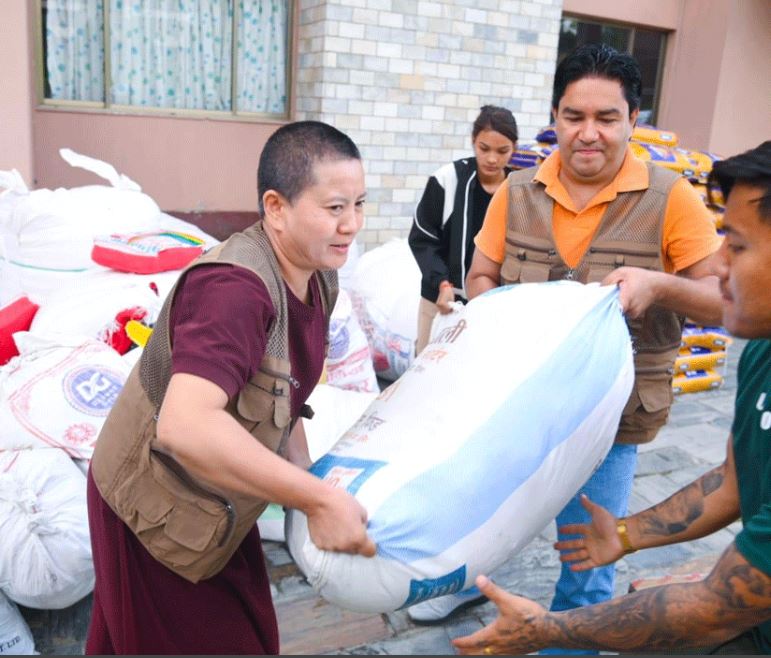 विपद् प्रभावितलाई राहत सामग्री हस्तान्तरण
