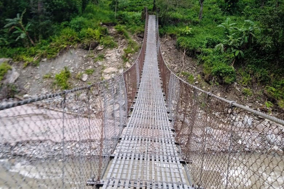 कोशी प्रदेशका प्रयोगबिहीन झोलुङ्गे पुल सारिने