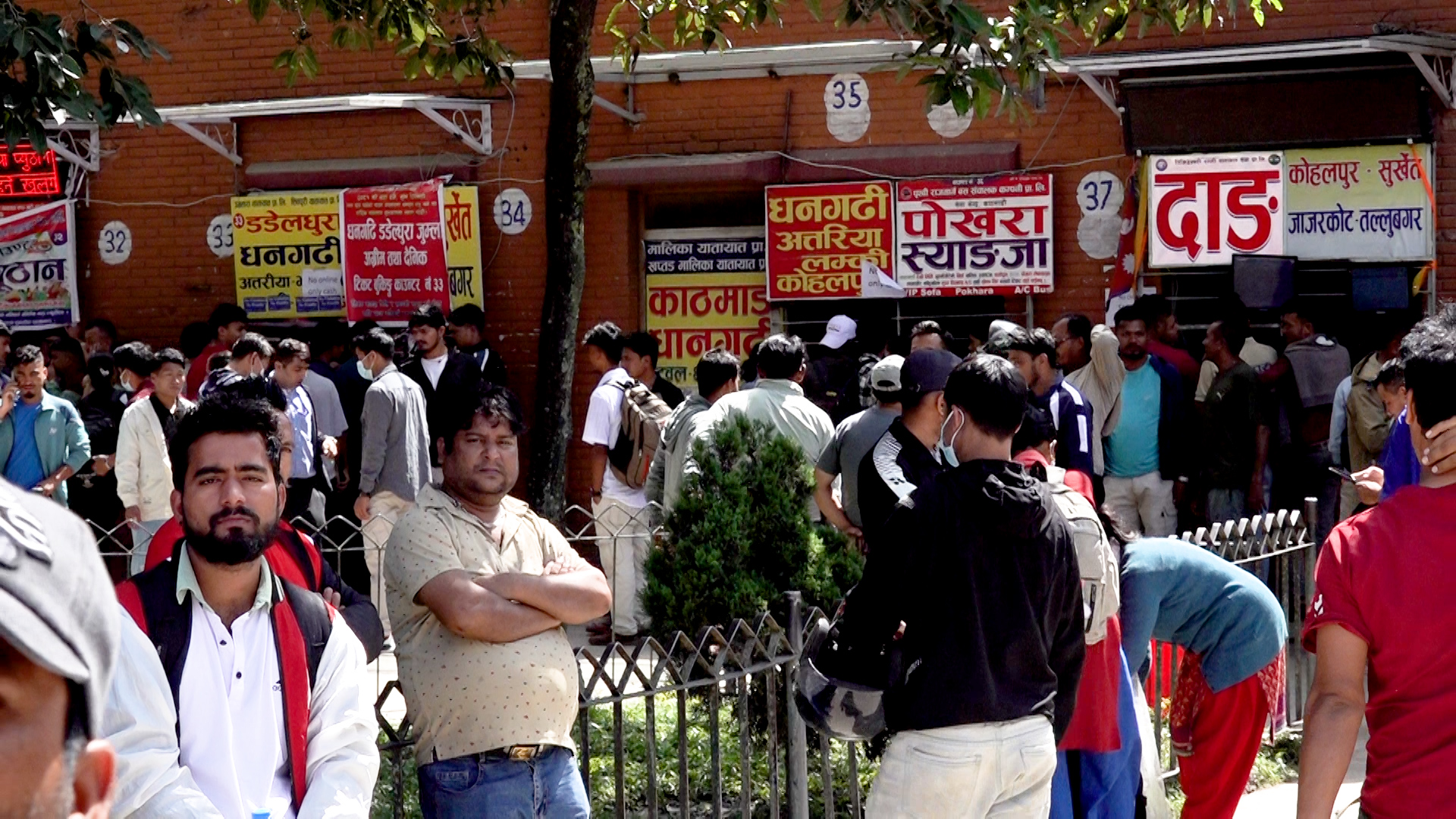 सडक होइन सरकारसँग आक्रोशित छन् टिकट लिन लाइनमा बसेका यात्रु