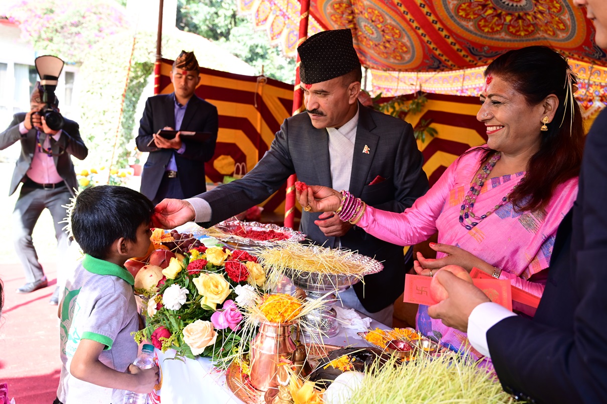 प्रहरी महानिरीक्षक बसन्त बहादुर कुँवरद्वारा टिका तथा प्रसाद प्रदान