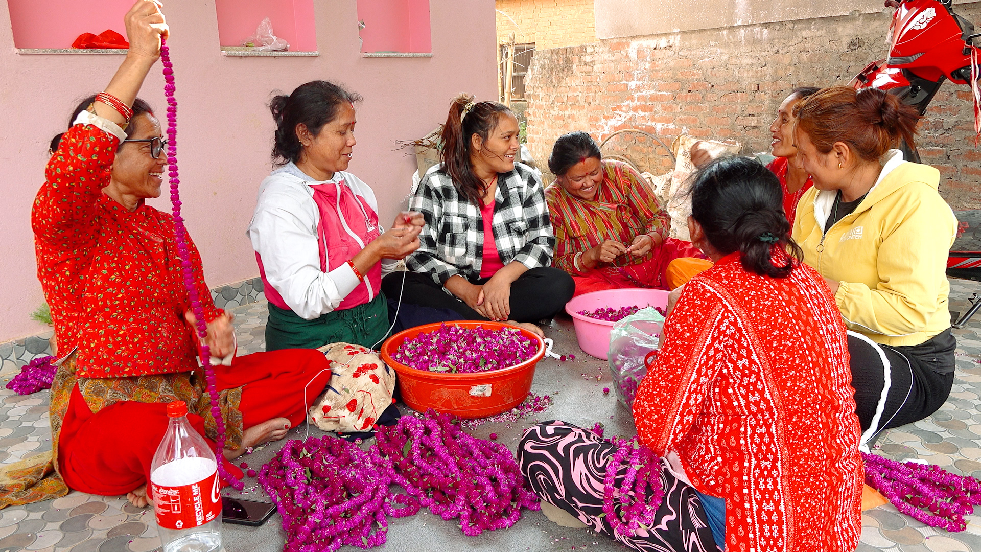 मखमली टिप्न र माला उन्न व्यस्त किसान, मूल्यमा बिचौलियाको रजगज