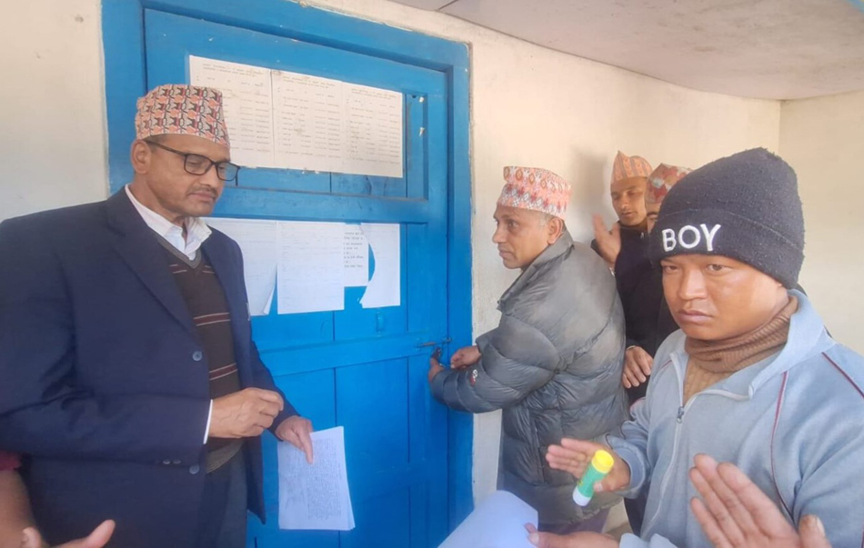 अमेरिका गएका वडाध्यक्ष नौ महिनासम्म नफर्केपछि वडा कार्यालयमा ताला