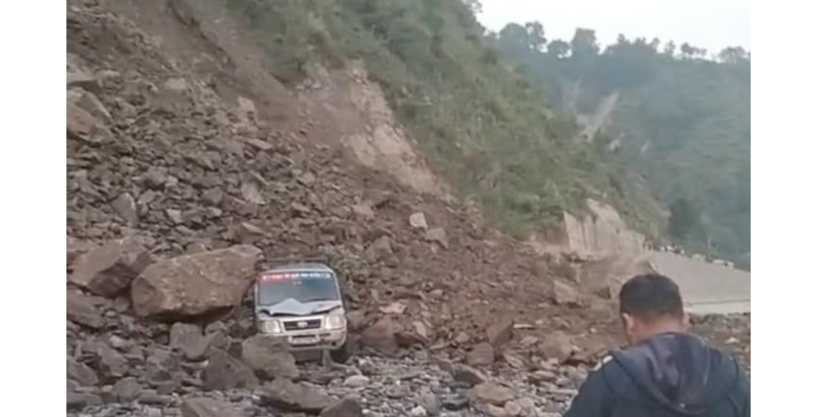 बीपी राजमार्गमा सुख्खा पहिरो : सवारी साधनमा क्षति, यात्रा नगर्न आग्रह