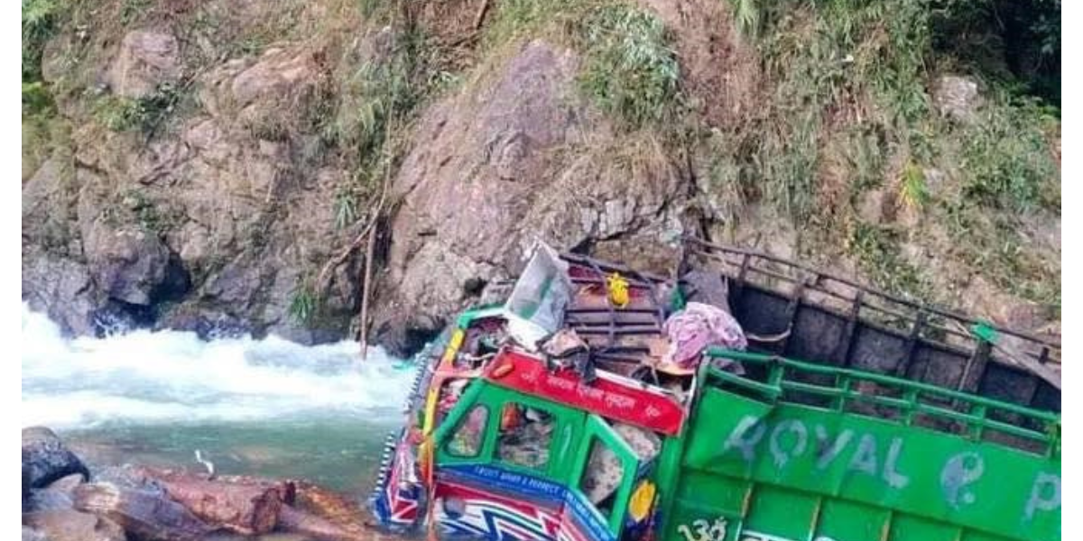 जोगमाई खोलामा ट्रक खस्दा दुई जना गम्भीर घाइते