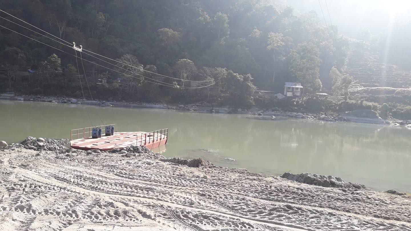 भोजपुर : दसैंमा पनि चलेन अरुण नदीको फेरी, सर्वसाधारणलाई सास्ती