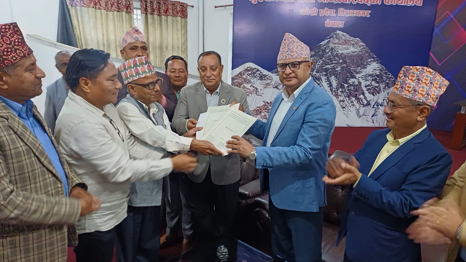 कोशी प्रदेश सरकारको न्यूनतम साझा कार्यक्रम मुख्यमन्त्रीलाई हस्तान्तरण