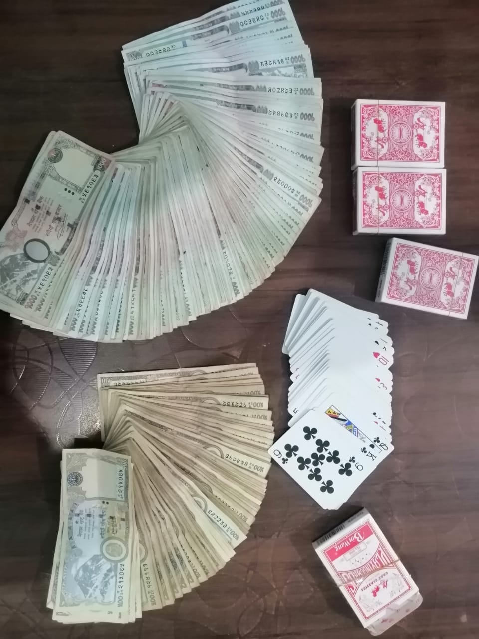 मोरङमा एक लाख ८२ हजार रुपैयाँसहित तास खेल्दै गरेका ४ जना पक्राउ