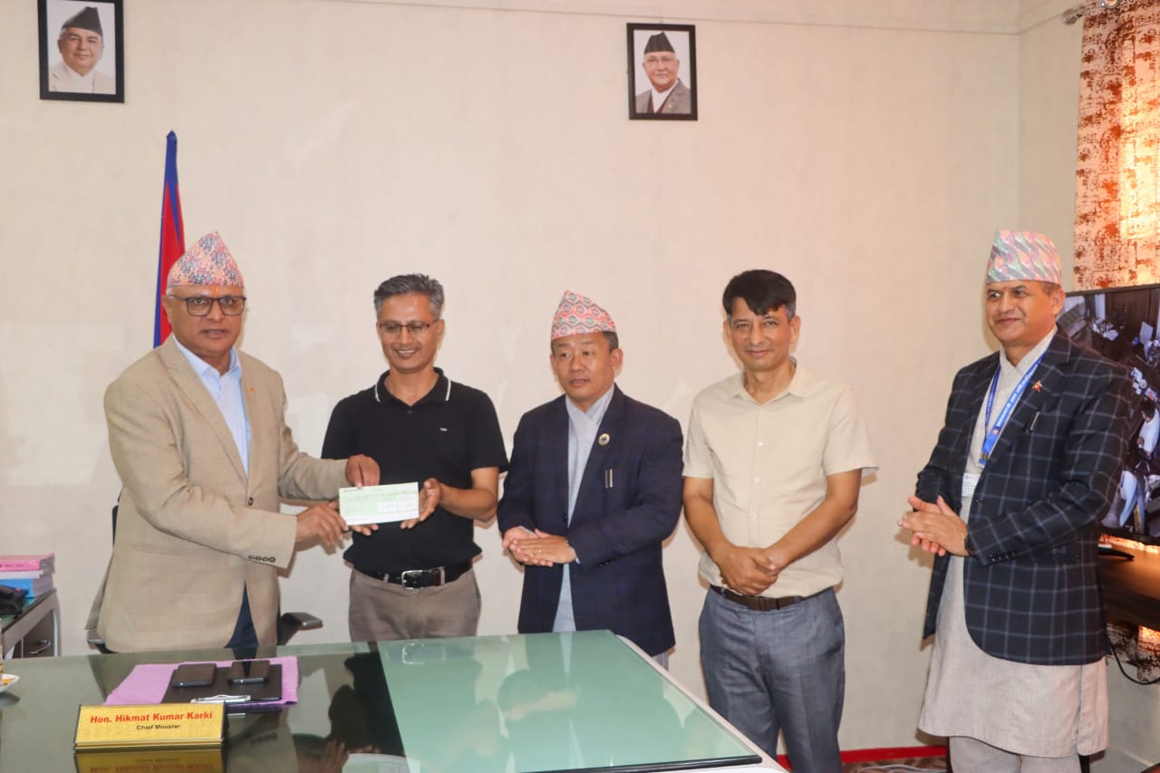 कोशी सरकारको पुनः निर्माण कोषमा करुणा फाउण्डेशनद्धरा १० लाख सहयोग