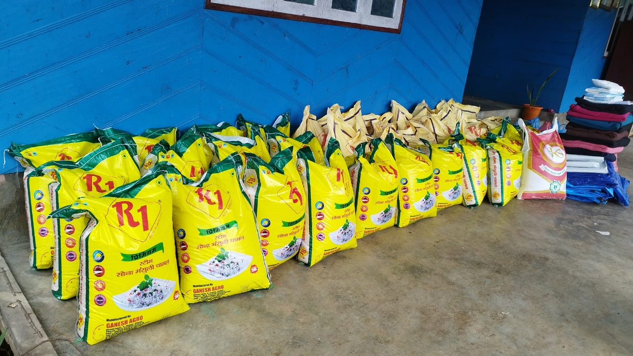 बाढी पहिरो प्रभावितलाई राहत बॉड्दै हाम्रो सहारा पाँचथर