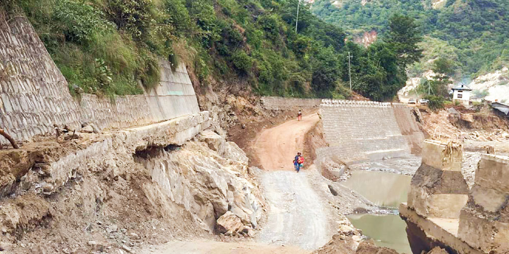 भूकम्प र बाढीले थिलथिलिएको बिपी राजमार्ग : पूर्वी नेपालसँगको प्रमुख सम्पर्क मार्ग सङ्कटमा