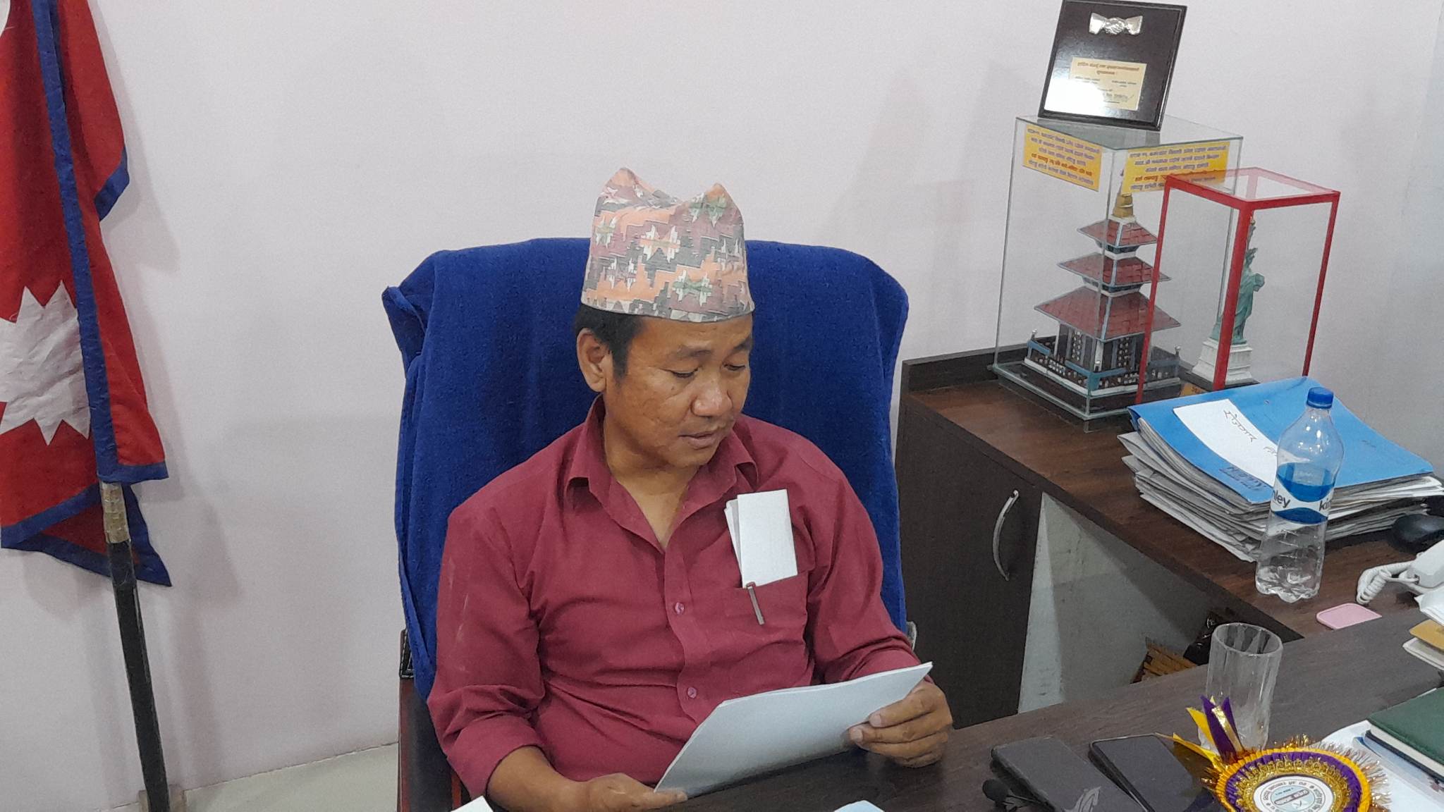 श्रमदानको भुक्तानी रोकिएपछि मेयर साम्पाङले प्रमुख प्रशासकीय अधिकृतलाई सोधे स्पष्टीकरण