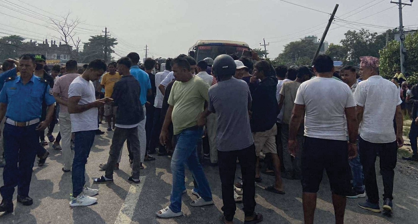 चालकको मृत्यु भएपछि स्थानीयले झापामा बस जलाए 