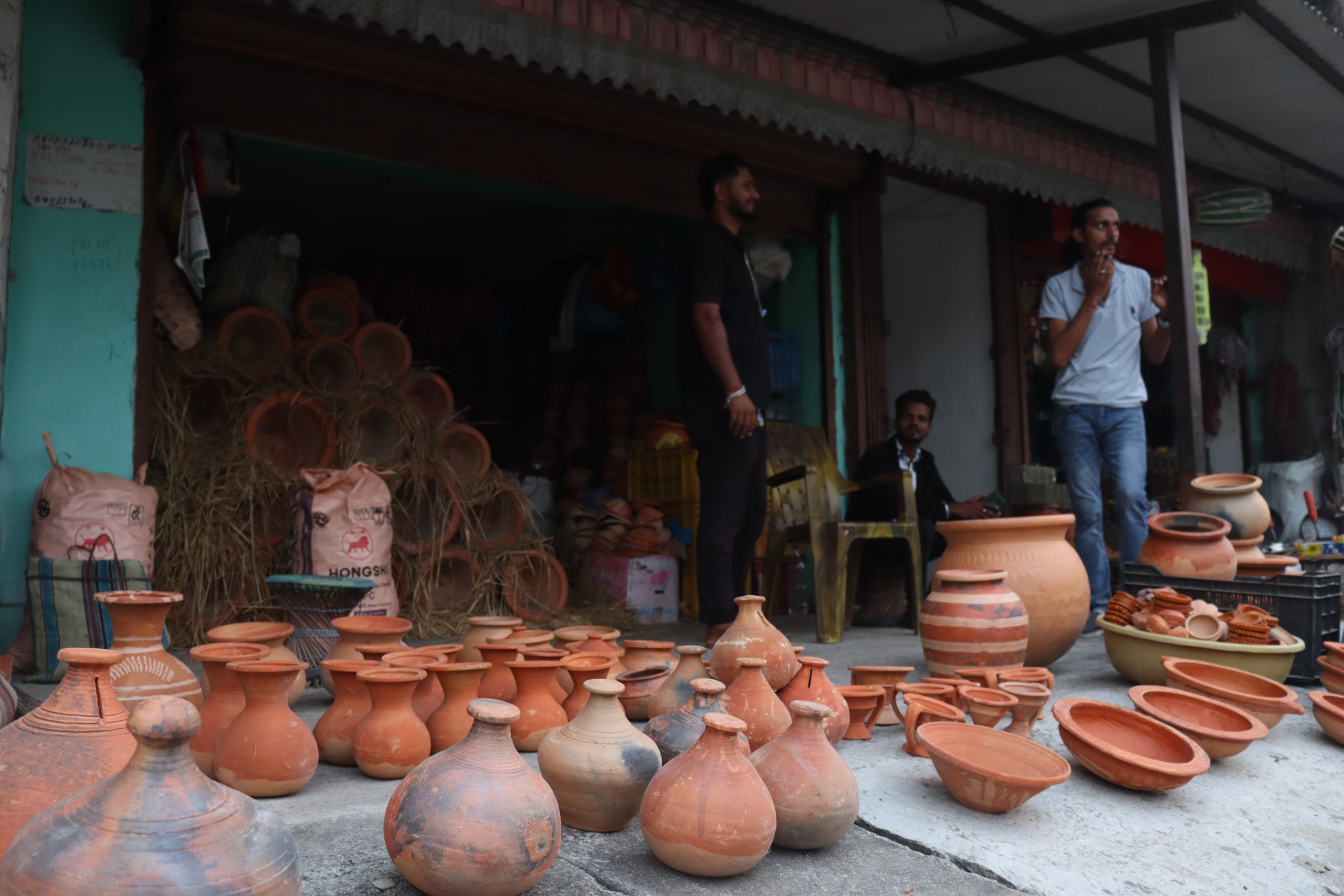 माटोका भाँडा बेचेर इटहरीका सुरजको मासिक ८० हजारसम्म आम्दानी