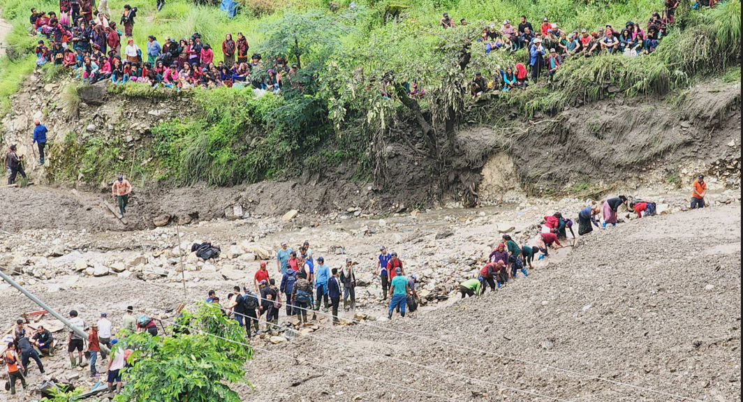 पहिरो पीडितलाई दसैँको भन्दा गुमाएका आफन्तको चिन्ता