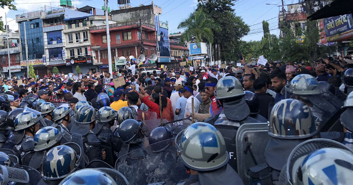 रविको म्याद थपपछि कार्यकर्ताले तोडे निषेधित क्षेत्र, प्रहरीद्वारा अश्रुग्यास प्रहार