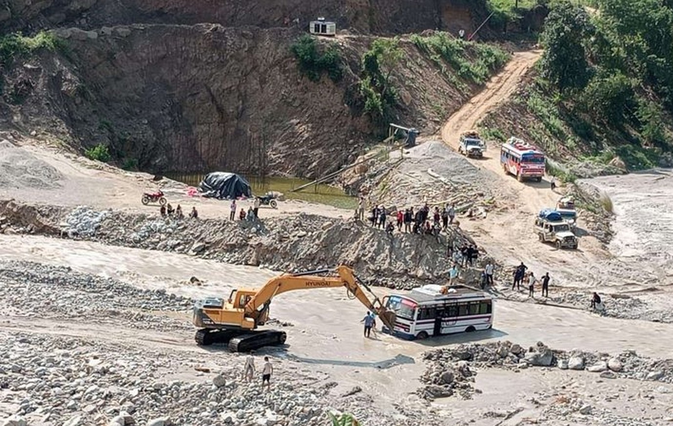 अवरुद्व तमोर करिडोरमा चल्न थाले चार पाङ्ग्रे सवारी