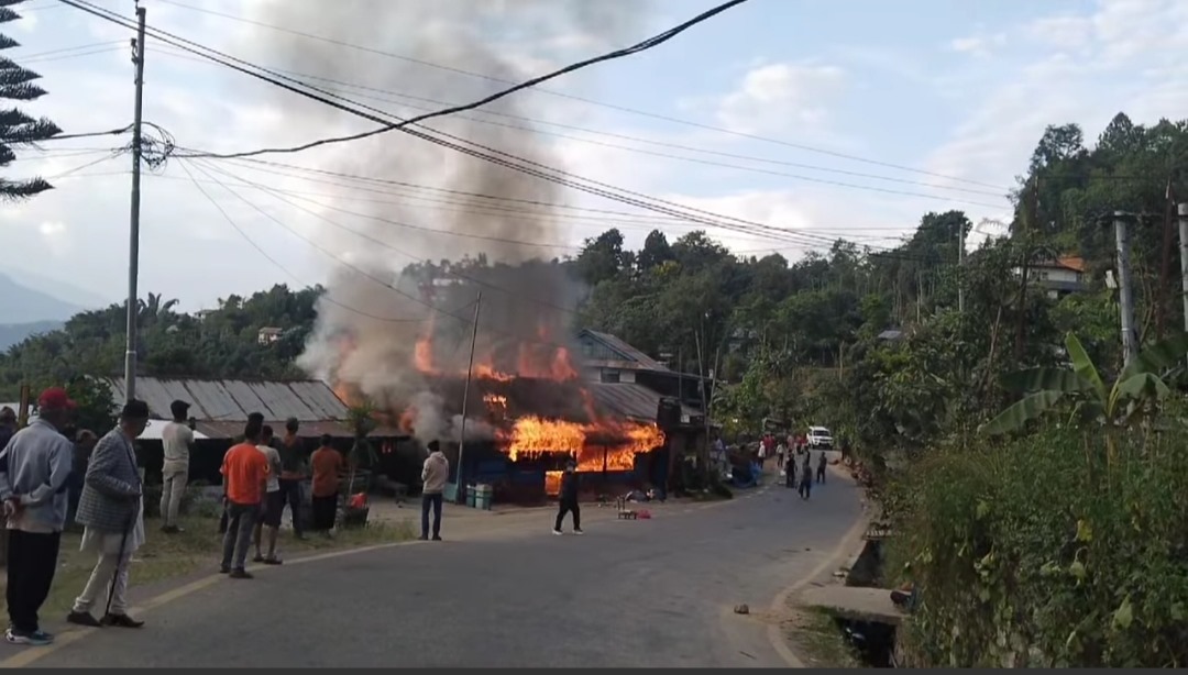 पाँचथरमा आगलागी हुँदा एउटा घर जल्यो, एकजना गम्भीर घाइते