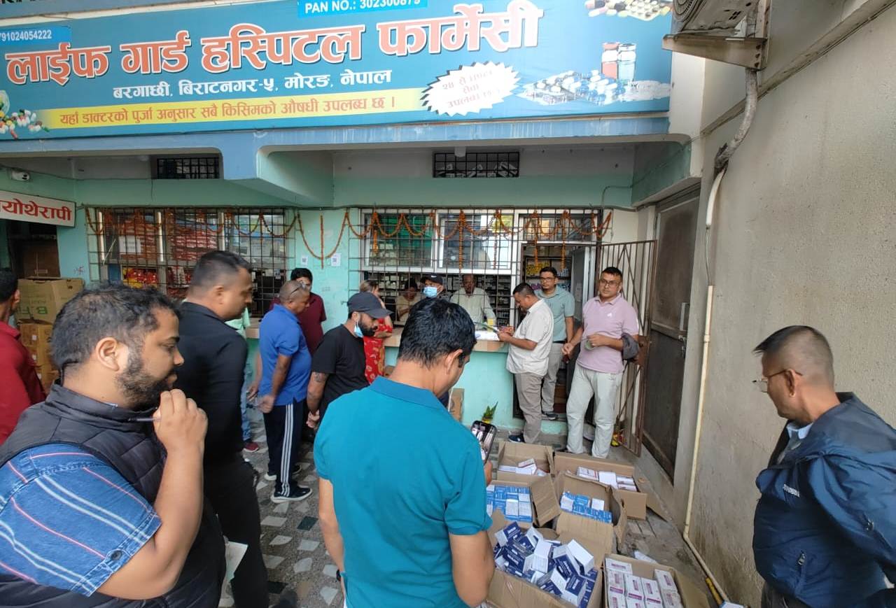 विराटनगरमा अस्पतालको फार्मेसीबाट खाद्य पुरक सामग्री बिक्री, १० लाख बढीको बरामद