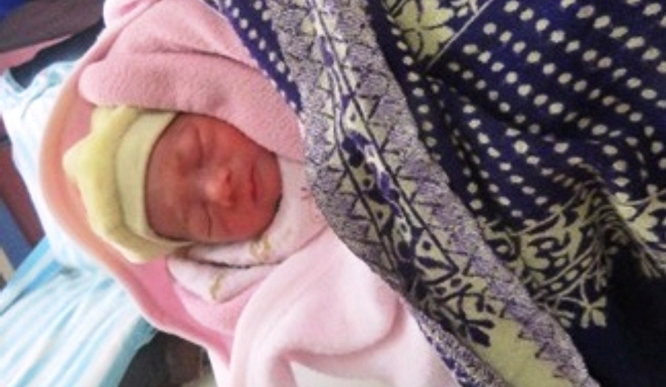 झापामा घारीमा फ्यालिएको नवजात शिशुको उद्धार