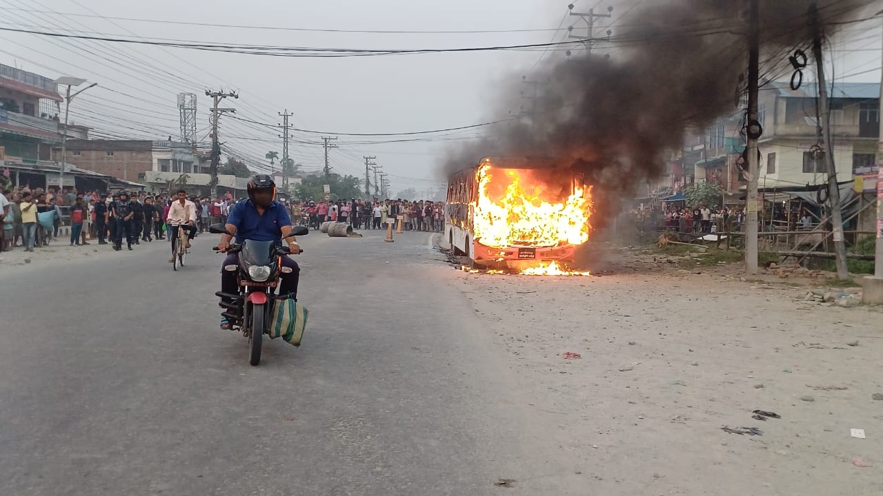 इटहरी दुर्घटना अपडेट: अवस्था तनावग्रस्त भएपछि प्रहरीले गर्‍यो हवाई फायर