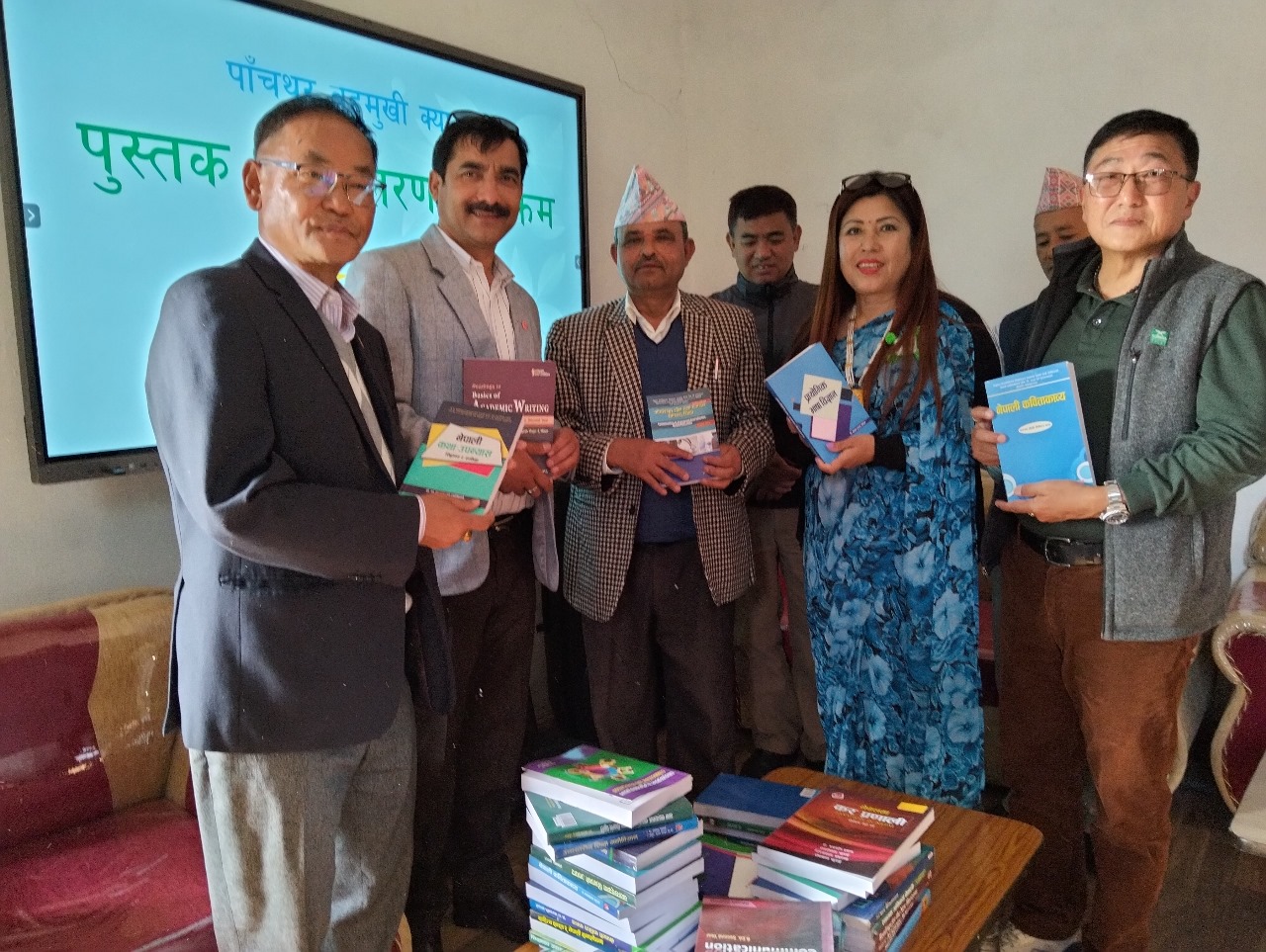 पाँचथर क्याम्पसलाई पुस्तक हस्तान्तरण