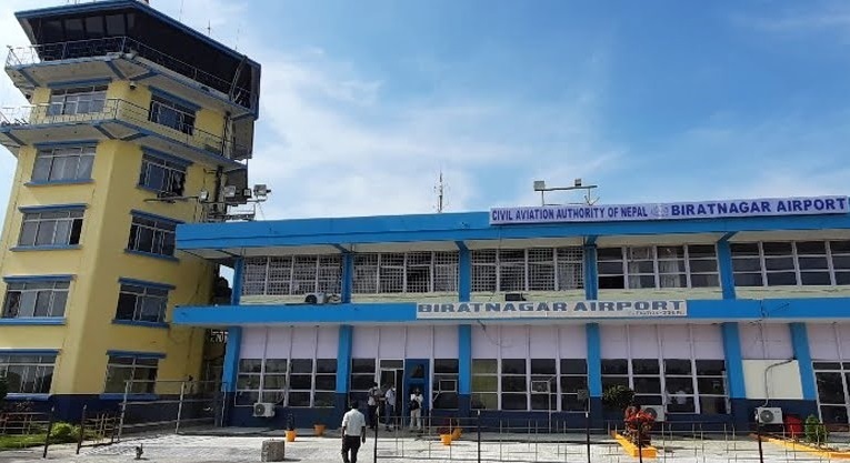 विराटनगरमा श्री एयरलाइन्सको उडान रद्ध भएपछि विमानस्थलमा लफडा