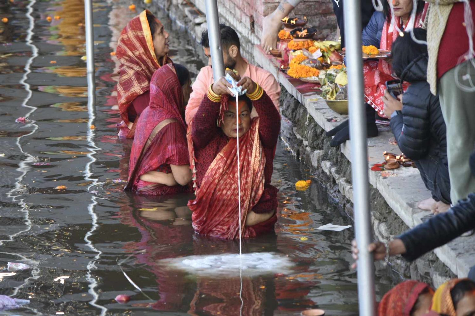 छठको मुख्य दिन आज, अस्ताउँदो सूर्यको पूजा गरिँदै
