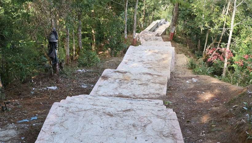 पर्यटकीयस्थल मझुवागढीमा निर्माण गरिएको पदमार्ग मापदण्ड विपरित