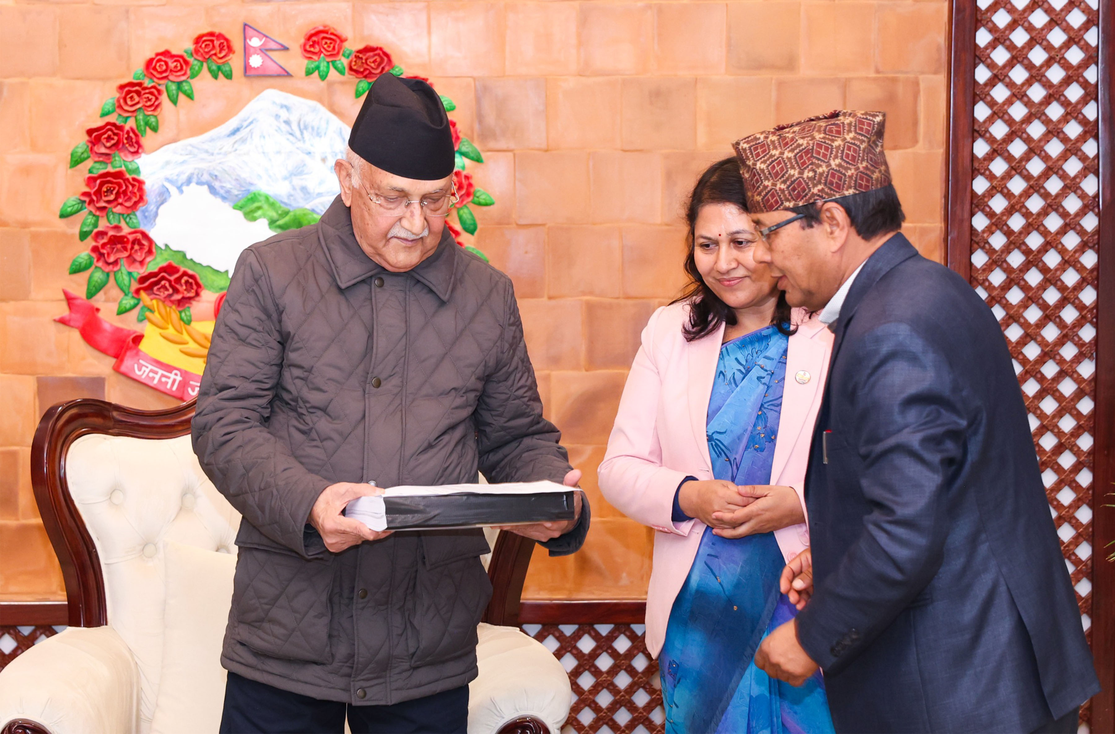 त्रिविको सम्पति छानबिन आयोगद्वारा प्रधानमन्त्रीलाई प्रतिवेदन हस्तान्तरण